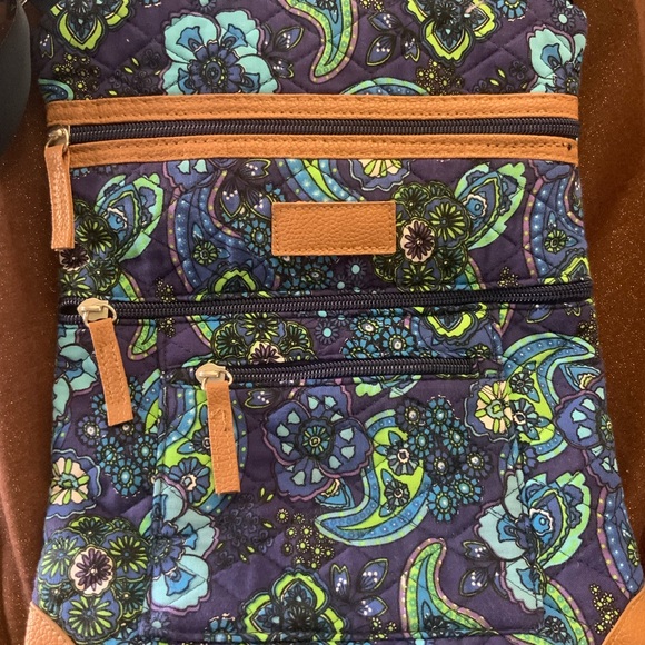 New Crossbody Quilted Purse w/ Multiple Zippered Pockets, adjustable strap - Picture 2 of 7